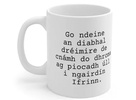 Go ndeine an diabhal dréimire de cnámh do dhroma ag piocadh úll i ngairdín Ifrinn. – White 11oz Ceramic Coffee Mug