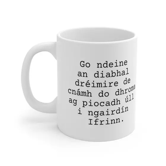 Go ndeine an diabhal dréimire de cnámh do dhroma ag piocadh úll i ngairdín Ifrinn. – White 11oz Ceramic Coffee Mug